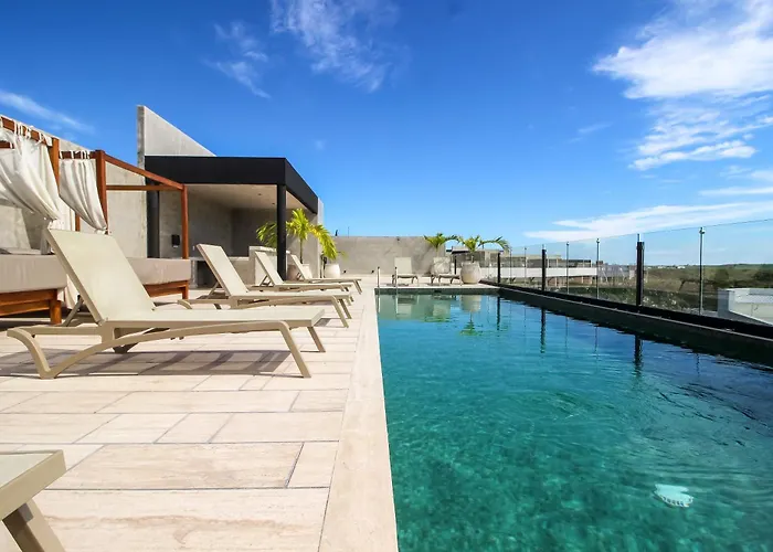 Luxury With Rooftop Pool And Gym In Location *